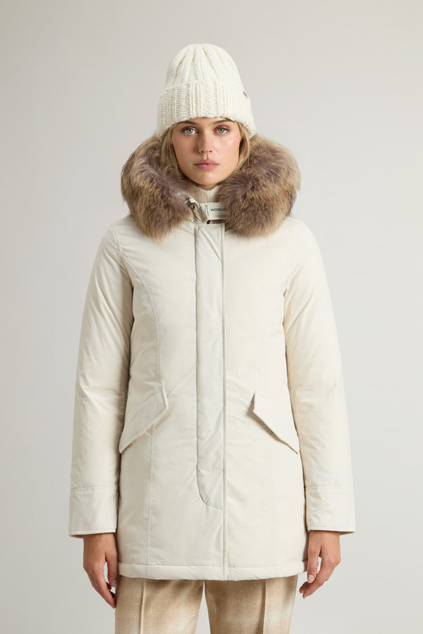 Parka Woolrich Arctic mujer blanca con piel desmontable