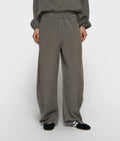 Pantalón de pernera ancha en color topo, llevado con una camisa a juego.