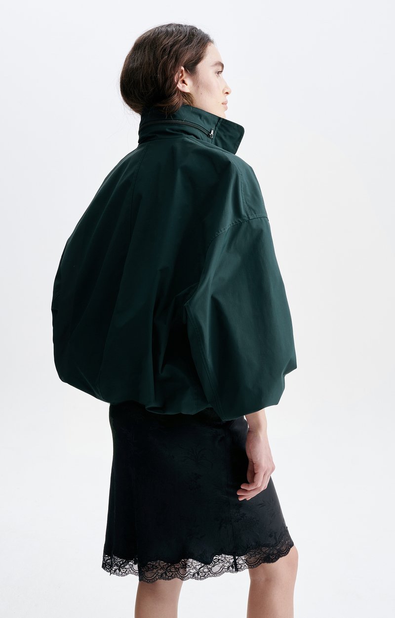Chaqueta Vanessa Bruno Hans verde, sobre modelo
