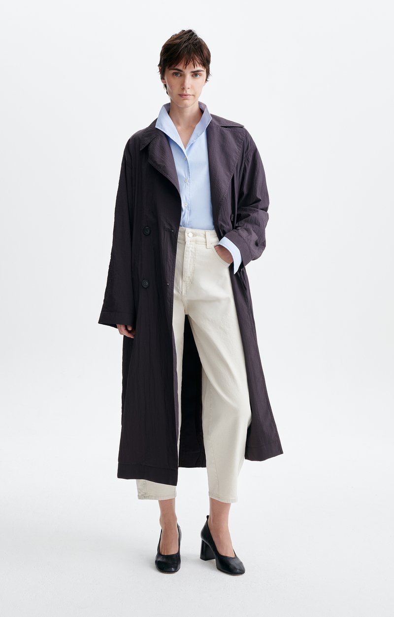 Gabardina Vanessa Bruno Hippolyte chocolate, vista lateral