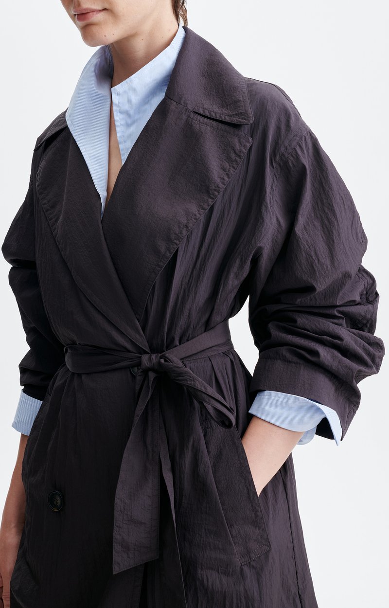 Gabardina Vanessa Bruno Hippolyte chocolate, detalle