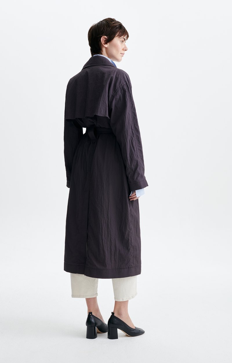 Gabardina Vanessa Bruno Hippolyte chocolate, vista trasera