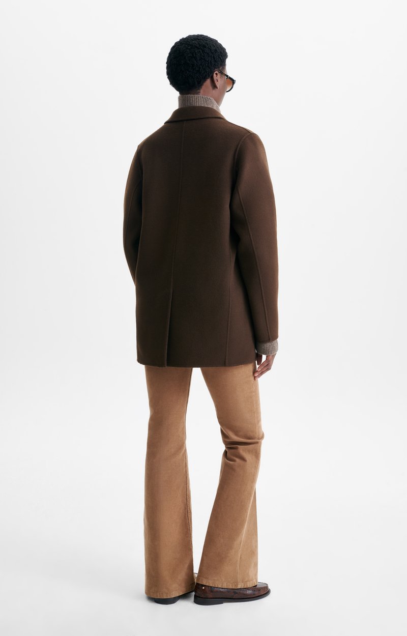 Chaqueta Vanessa Bruno Marc chocolate, sobre modelo