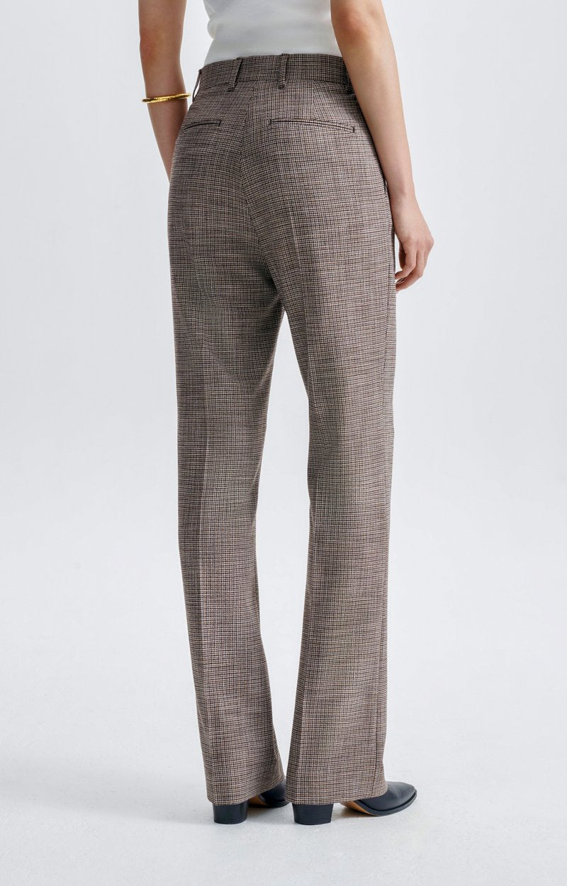 Pantalón Vanessa Bruno Hajar marrón, sobre modelo