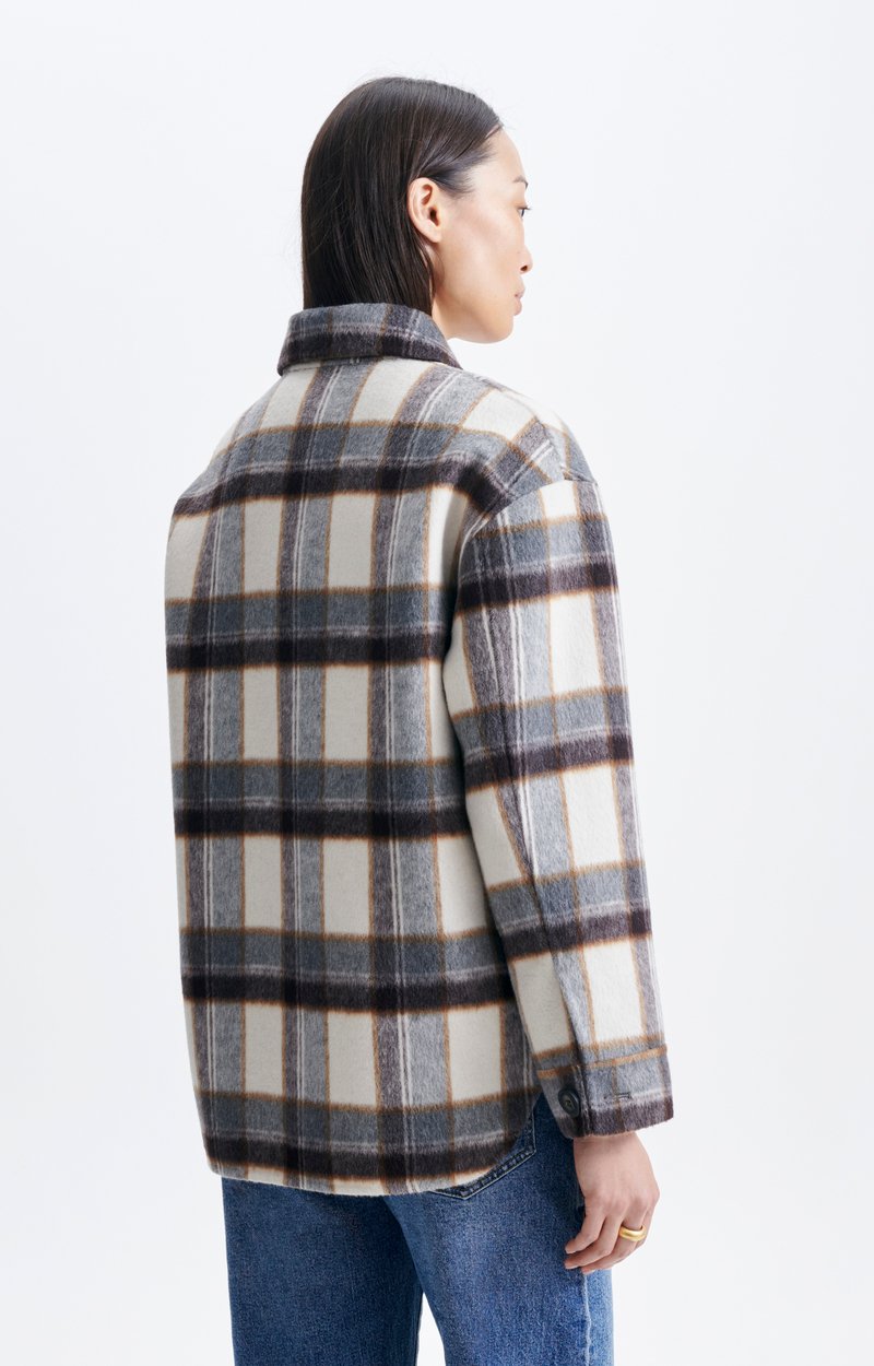 Sobrecamisa Vanessa Bruno Hyria gris, sobre modelo