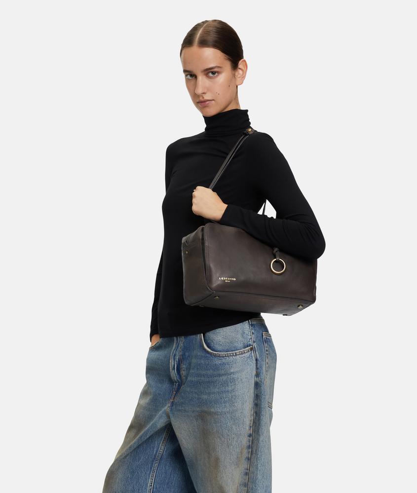 Interior del bolso satchel Liebeskind Clarice II en piel marrón