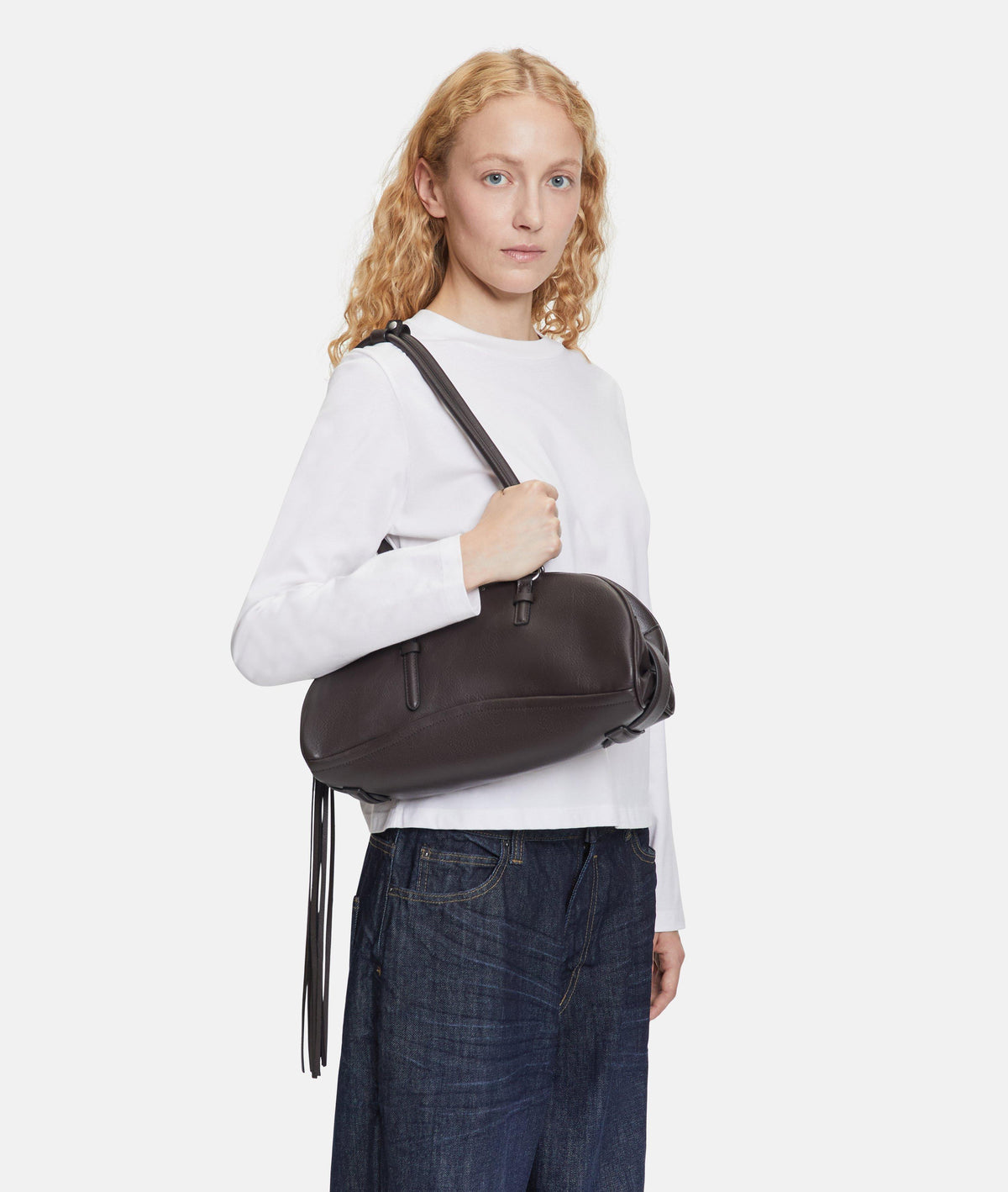 Look de mujer con bolso satchel Liebeskind Frieda M marrón