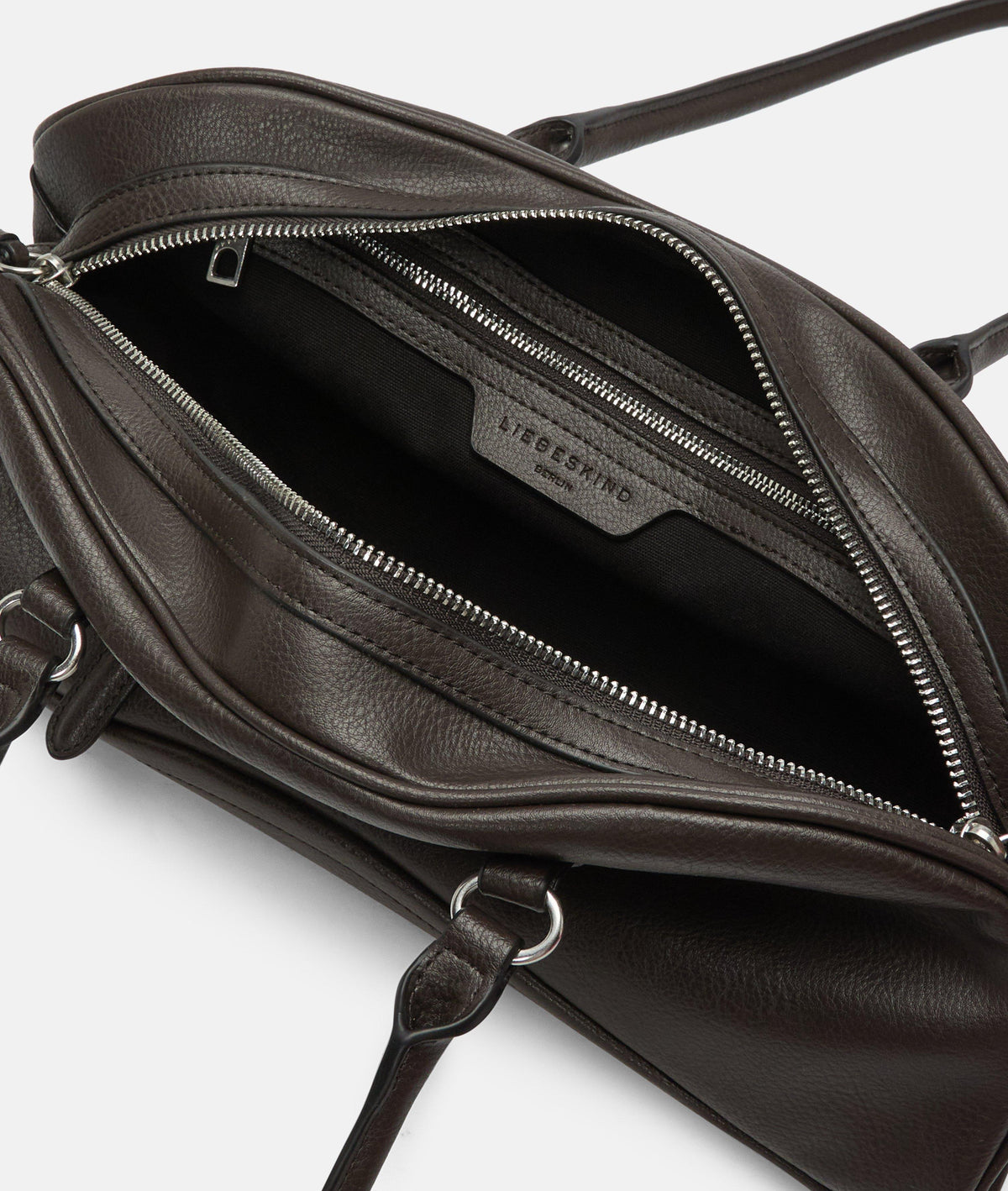Detalle del bolso satchel Liebeskind Frieda M marrón
