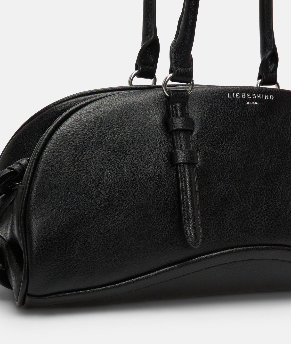 Detalle del cierre del bolso Liebeskind Frieda M negro