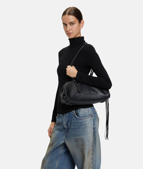 Look de mujer con bolso satchel Liebeskind Frieda M negro