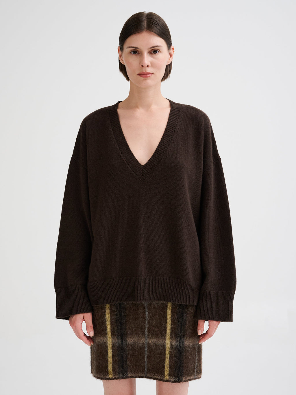 Jersey Roberto Collina cuello V lana merino mujer marrón
