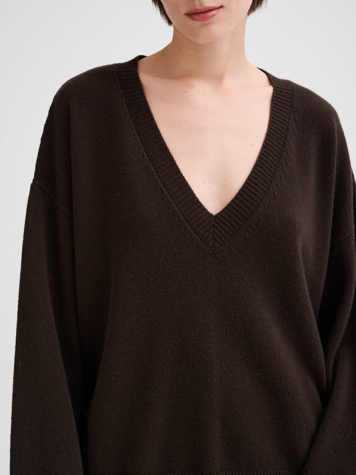 Jersey Roberto Collina cuello V lana merino mujer marrón, vista 3