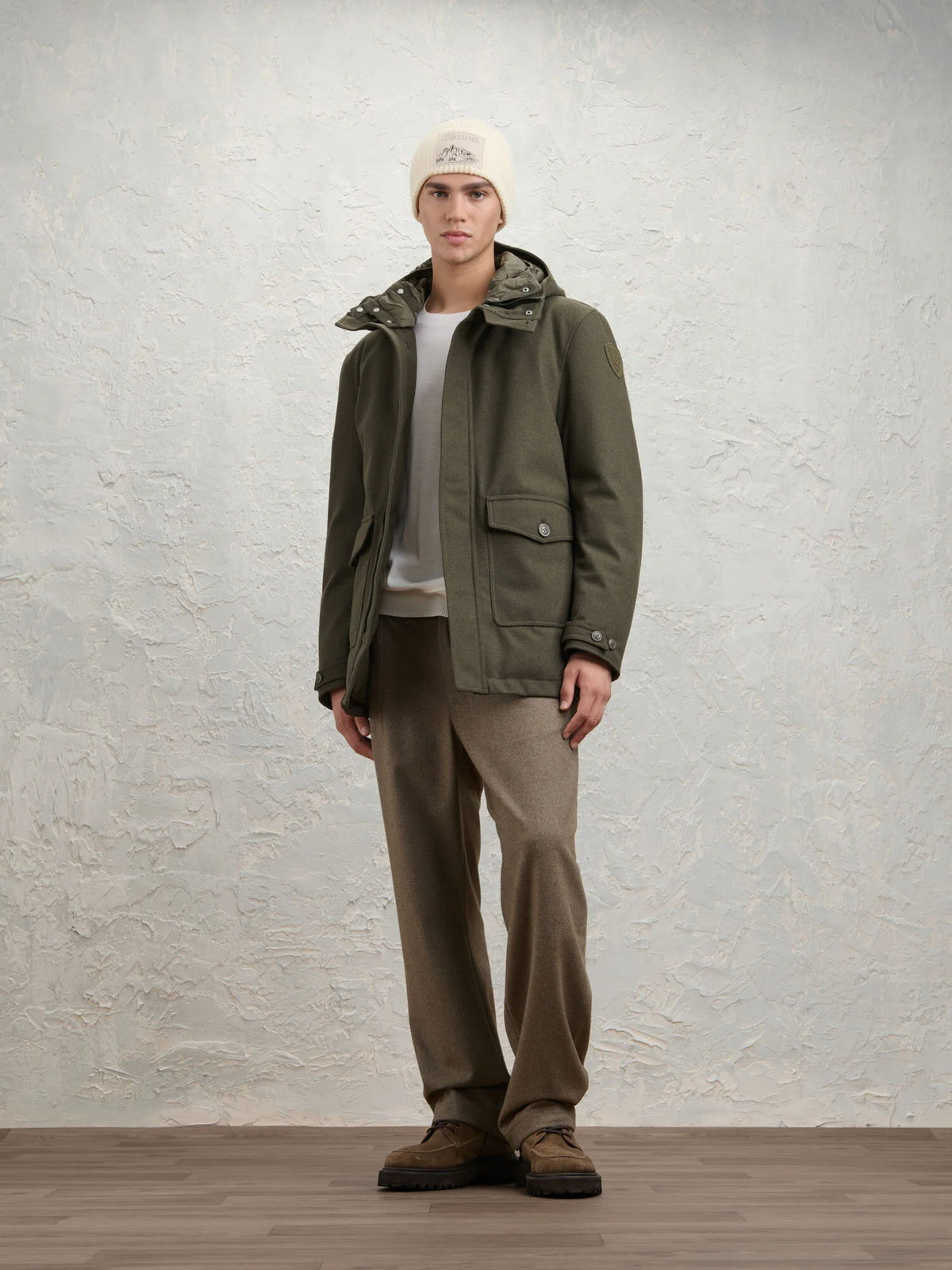 Parka Minden Blauer verde vestida por modelo