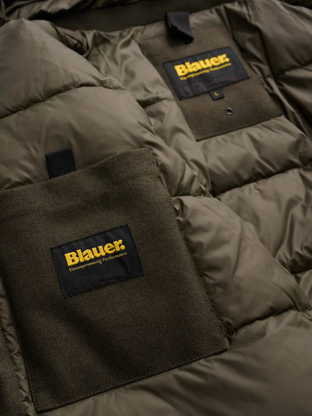 Detalle de la parka Minden Blauer verde y su forro acolchado