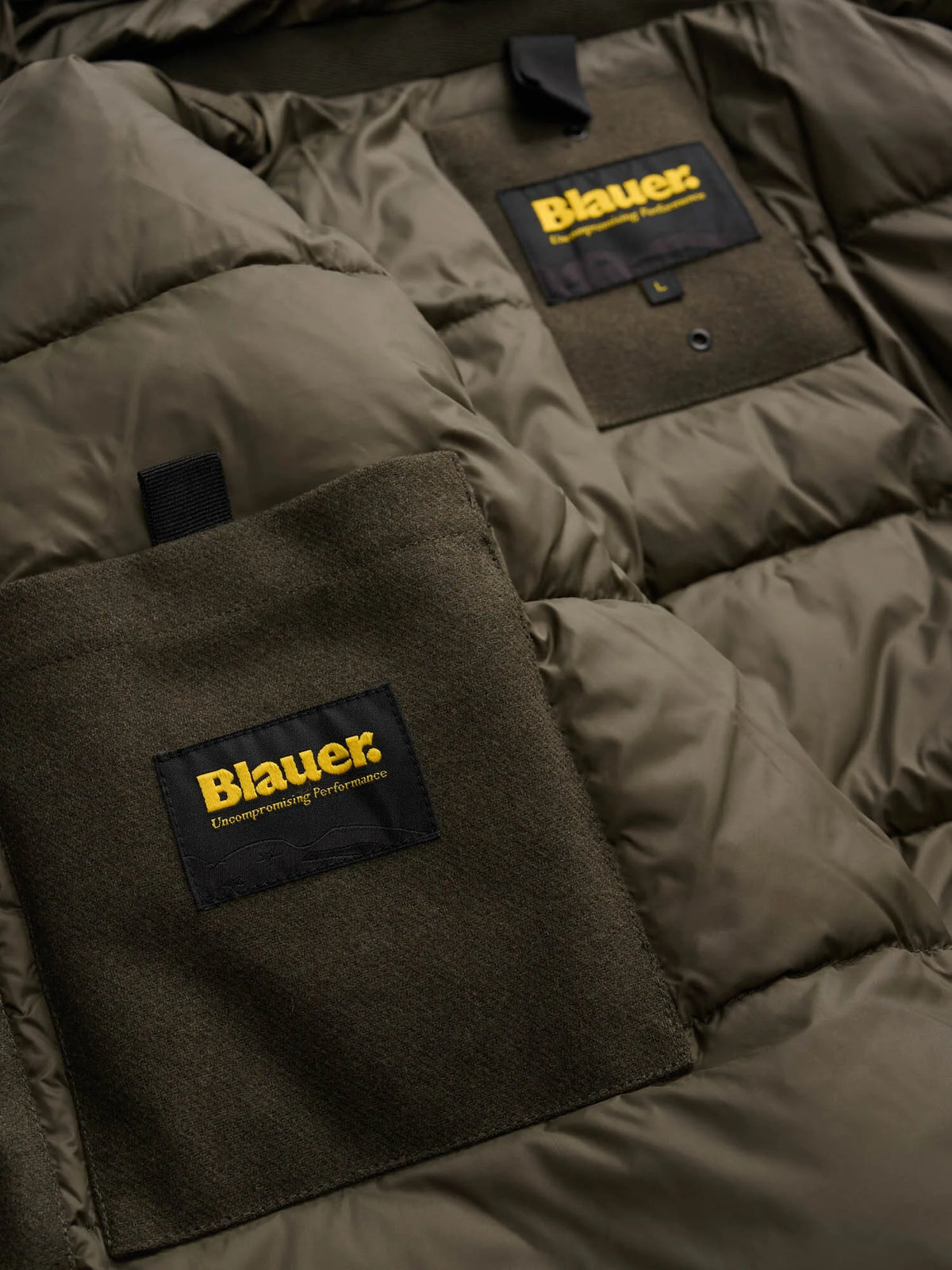 Detalle de la parka Minden Blauer verde y su forro acolchado