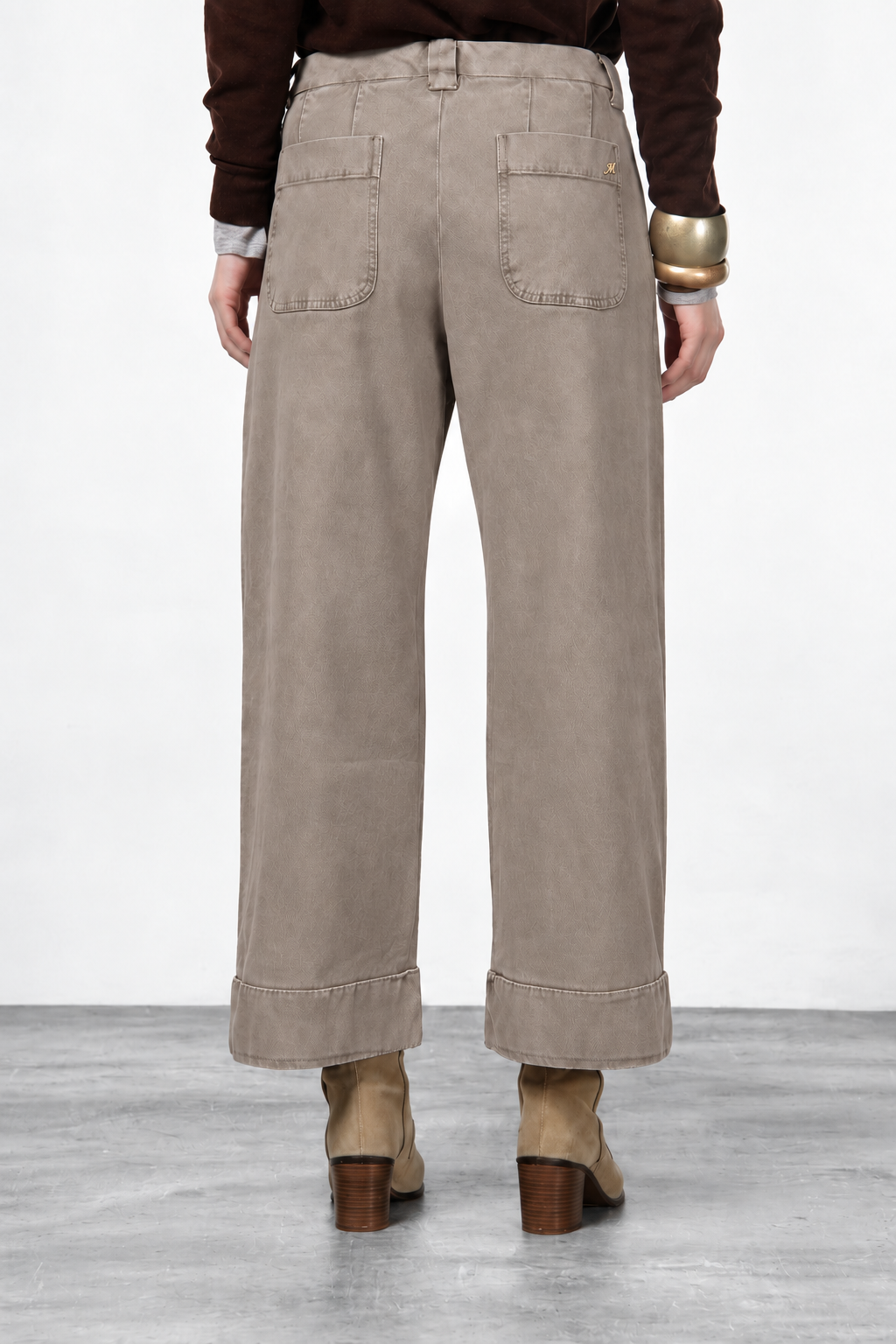 Look de mujer con pantalón chino Mason's Studio Crop tabaco