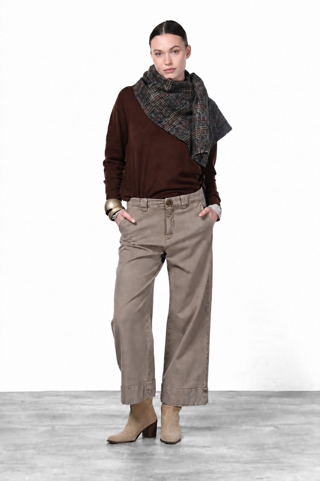 Pantalón chino Mason's Studio Crop tabaco con camisa y mocasines