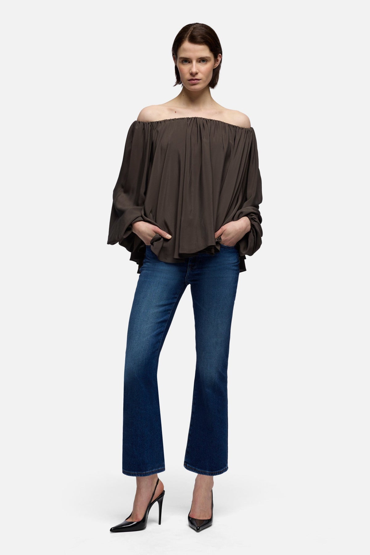 Look de mujer con vaquero cropped boot 7 For All Mankind azul oscuro