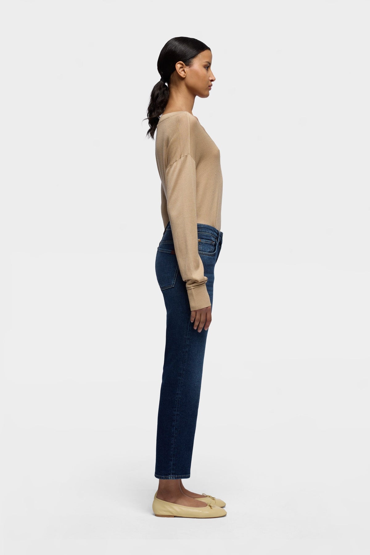 Look de mujer con vaquero recto tobillero 7 For All Mankind azul oscuro