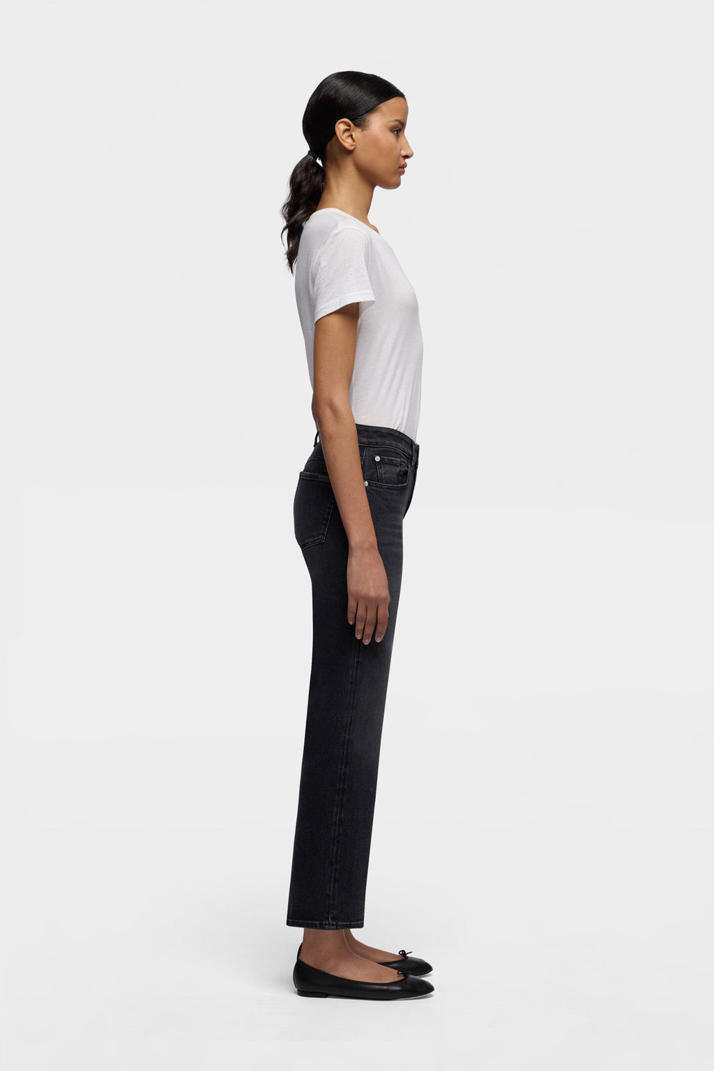 Look de mujer con vaquero recto tobillero 7 For All Mankind gris