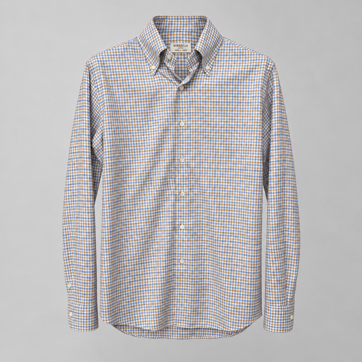 Camisa Borriello de popelín con fino cuadro vichy azul, camel y blanco, cuello button-down, vista frontal