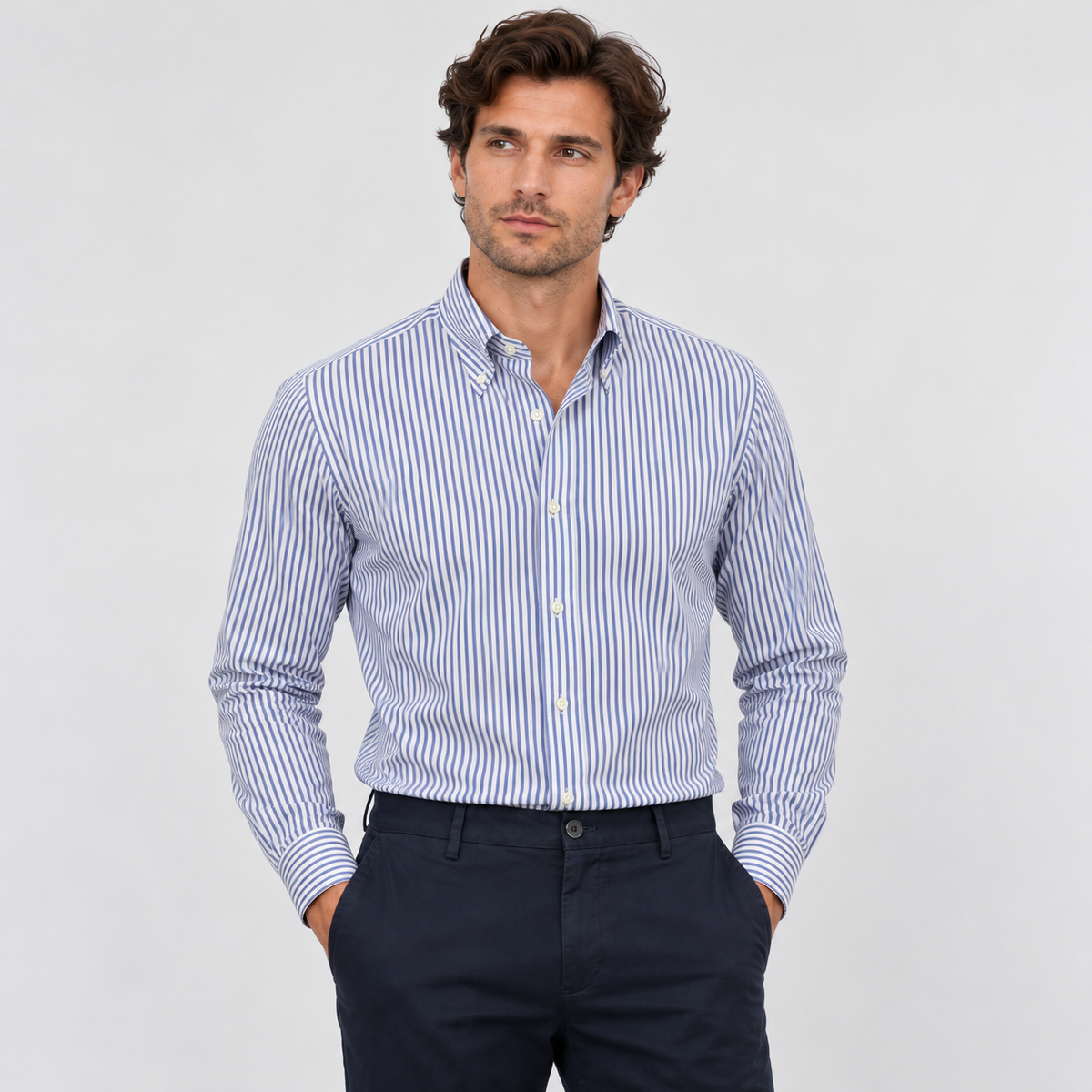 Modelo con la camisa Borriello de mil rayas azul y pantalón chino marino