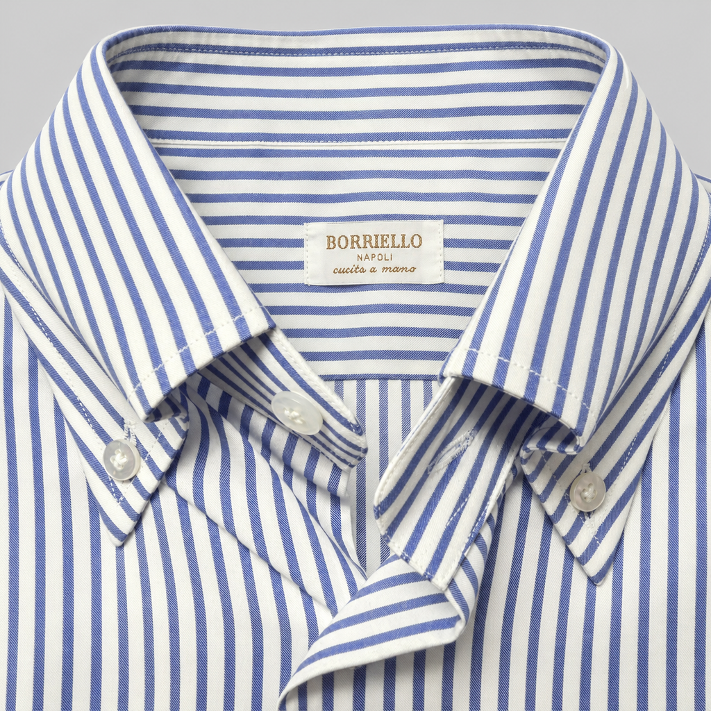 Detalle del cuello button-down y la etiqueta Borriello Napoli de la camisa de mil rayas azul
