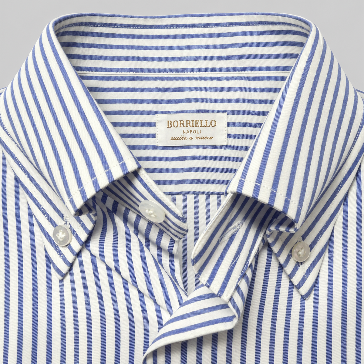 Detalle del cuello button-down y la etiqueta Borriello Napoli de la camisa de mil rayas azul