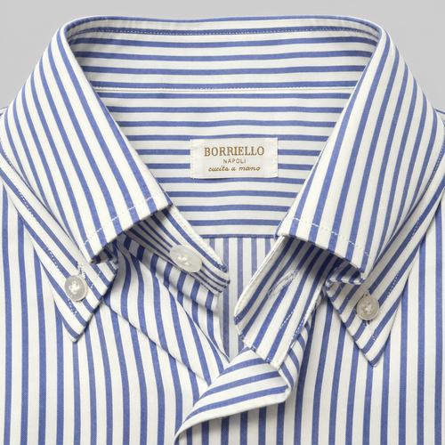 Detalle del cuello button-down y la etiqueta Borriello Napoli de la camisa de mil rayas azul
