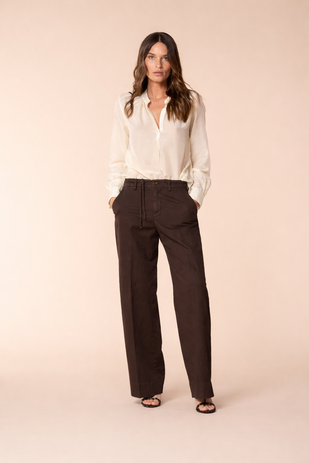 Look de mujer con pantalón Mason's New York Studio en marrón