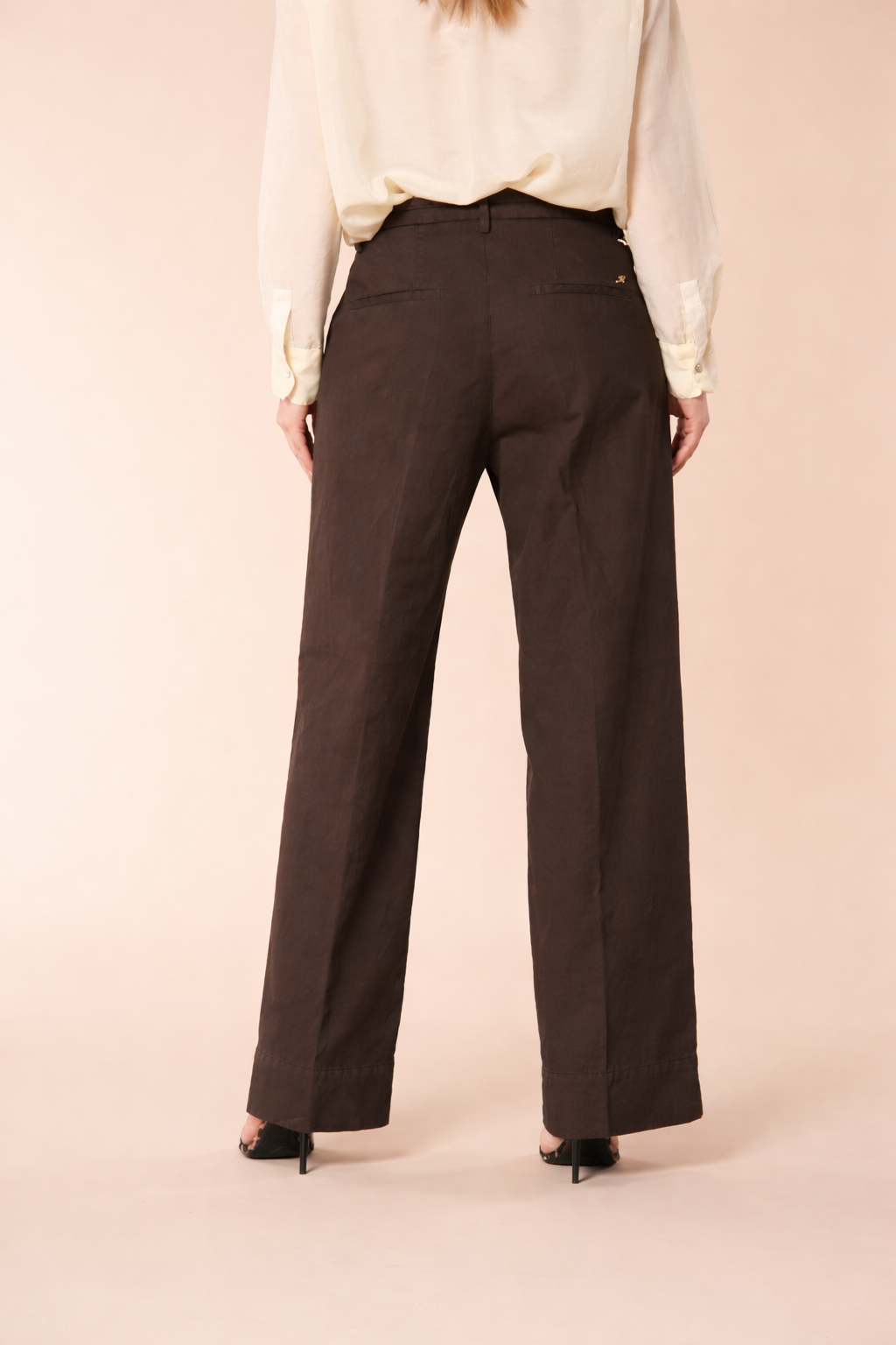 Detalle del pantalón chino Mason's New York Studio con remache M