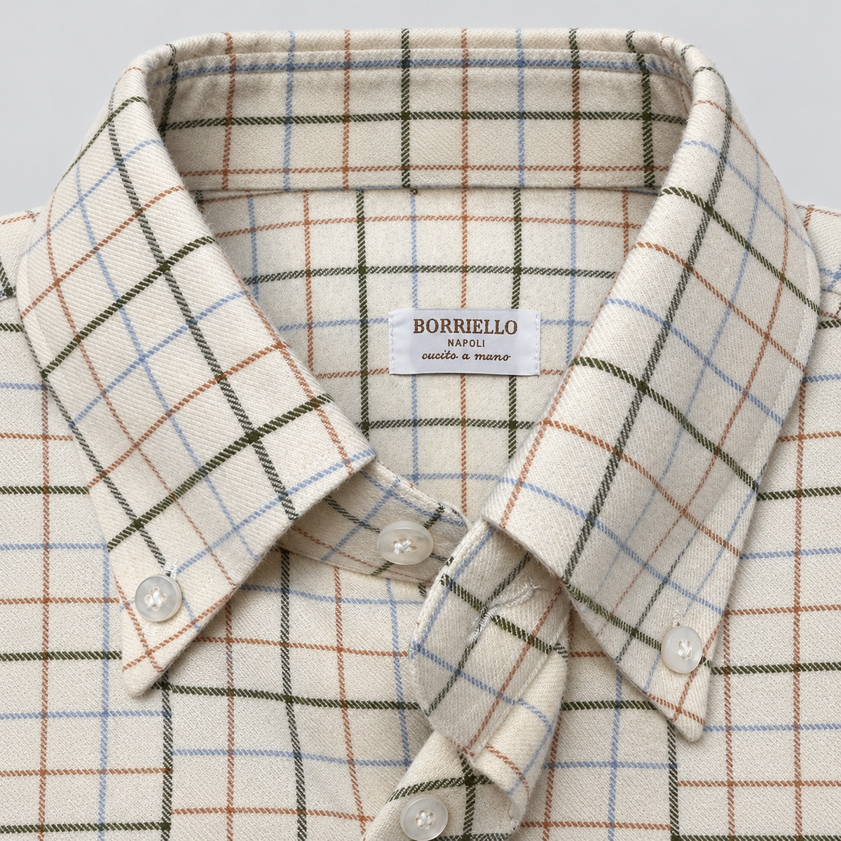 Detalle del cuello button-down y la etiqueta Borriello Napoli de la camisa caudrille verde