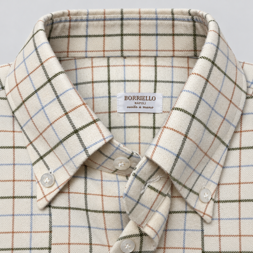 Detalle del cuello button-down y la etiqueta Borriello Napoli de la camisa caudrille verde