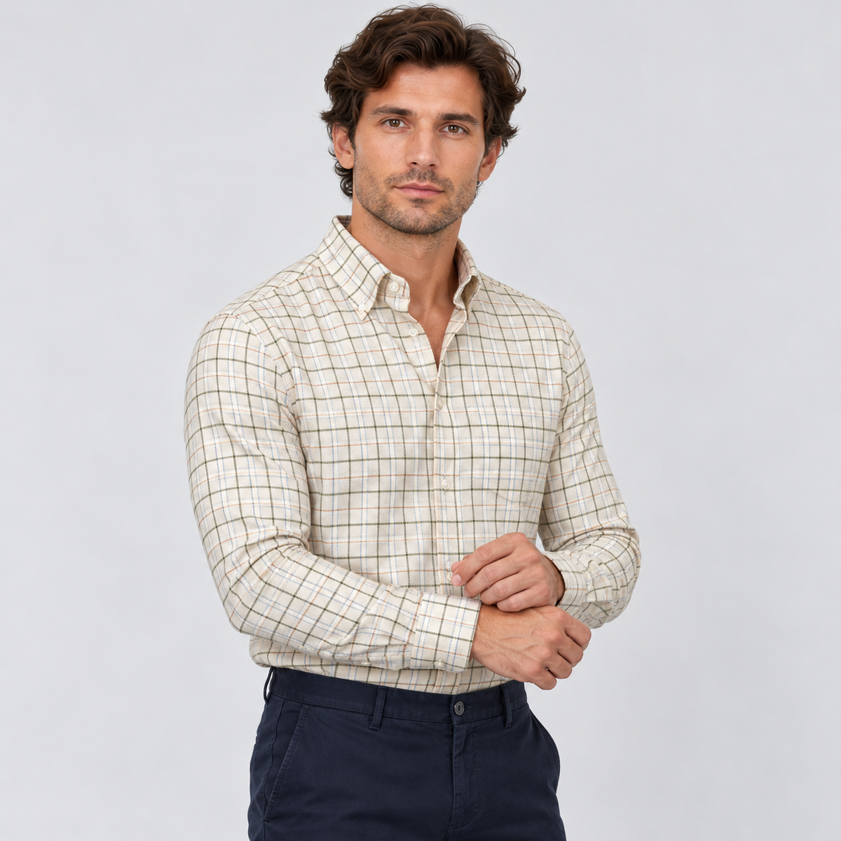 Modelo con la camisa Borriello caudrille verde y pantalón chino marino