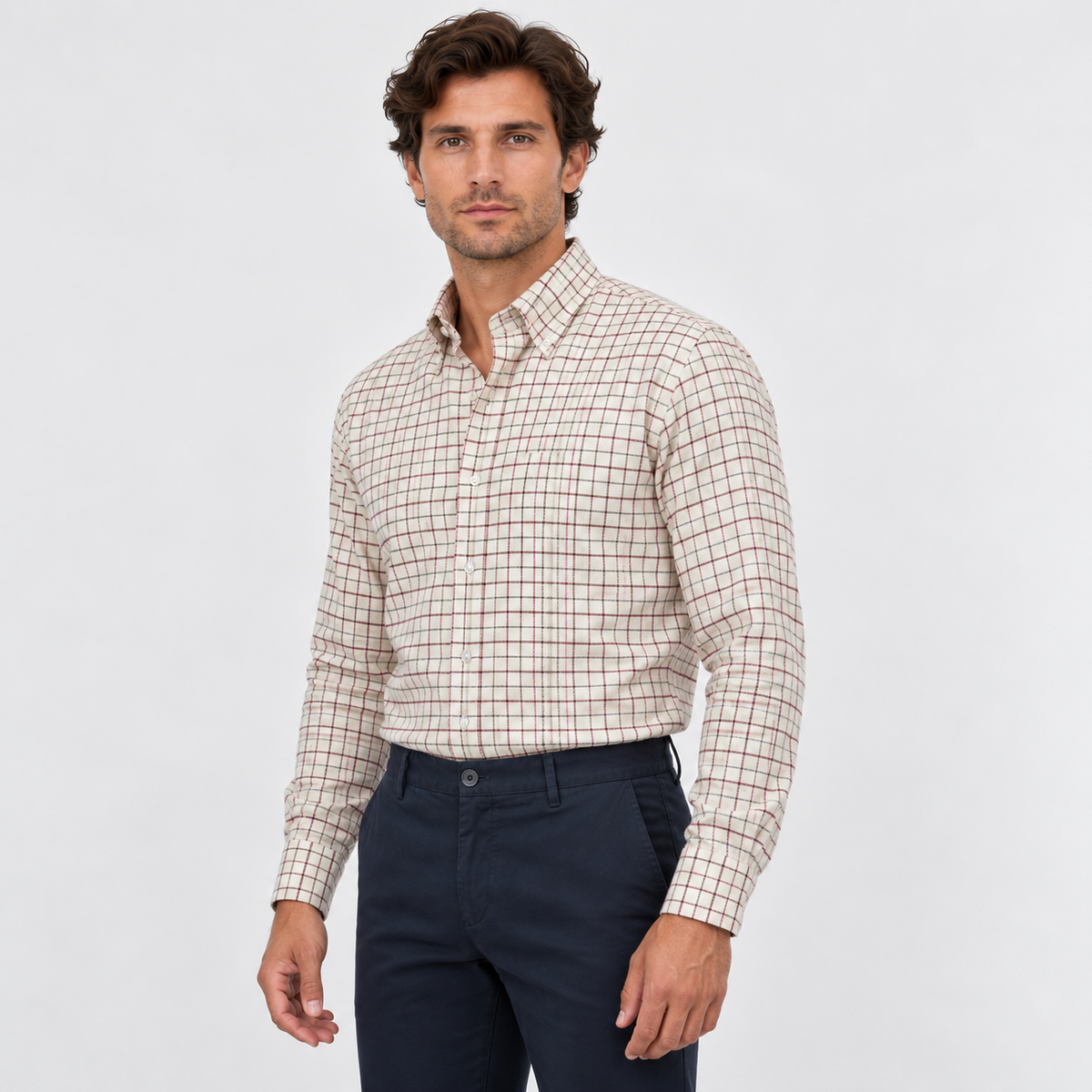 Modelo con la camisa Borriello caudrille granate y pantalón chino marino