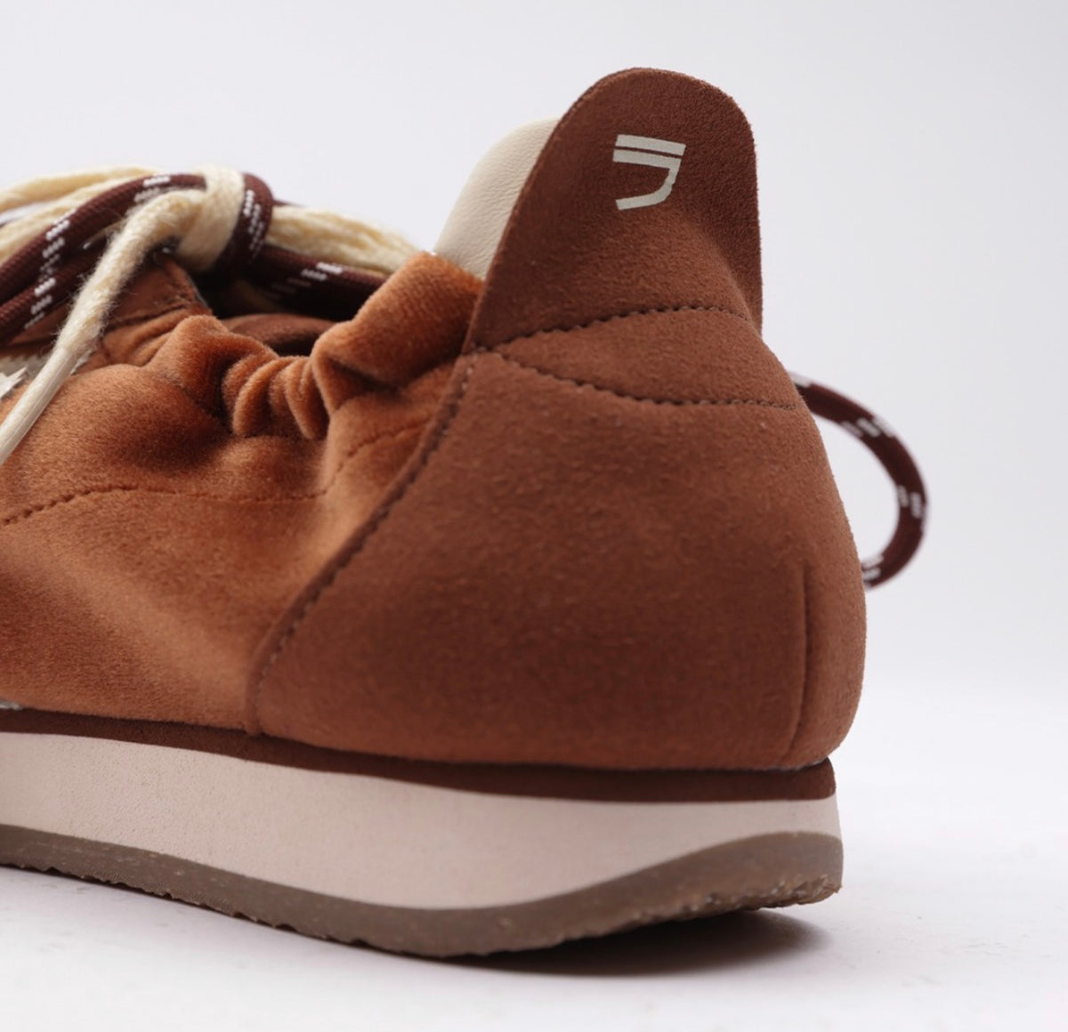 Detalle del talón de las zapatillas Puraai 6.02 Panther Sofa