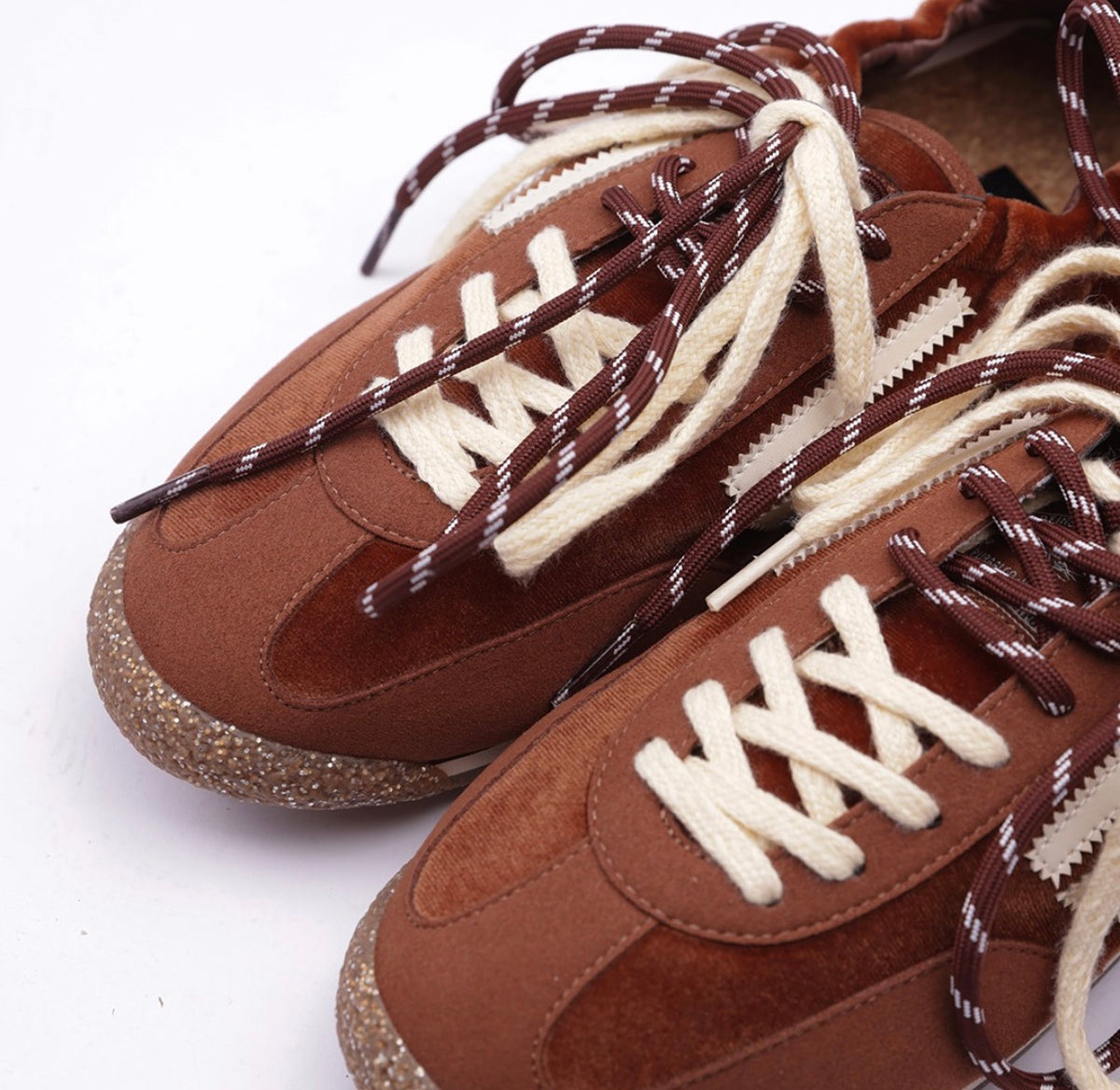 Detalle de los cordones de las zapatillas Puraai 6.02 Panther Sofa