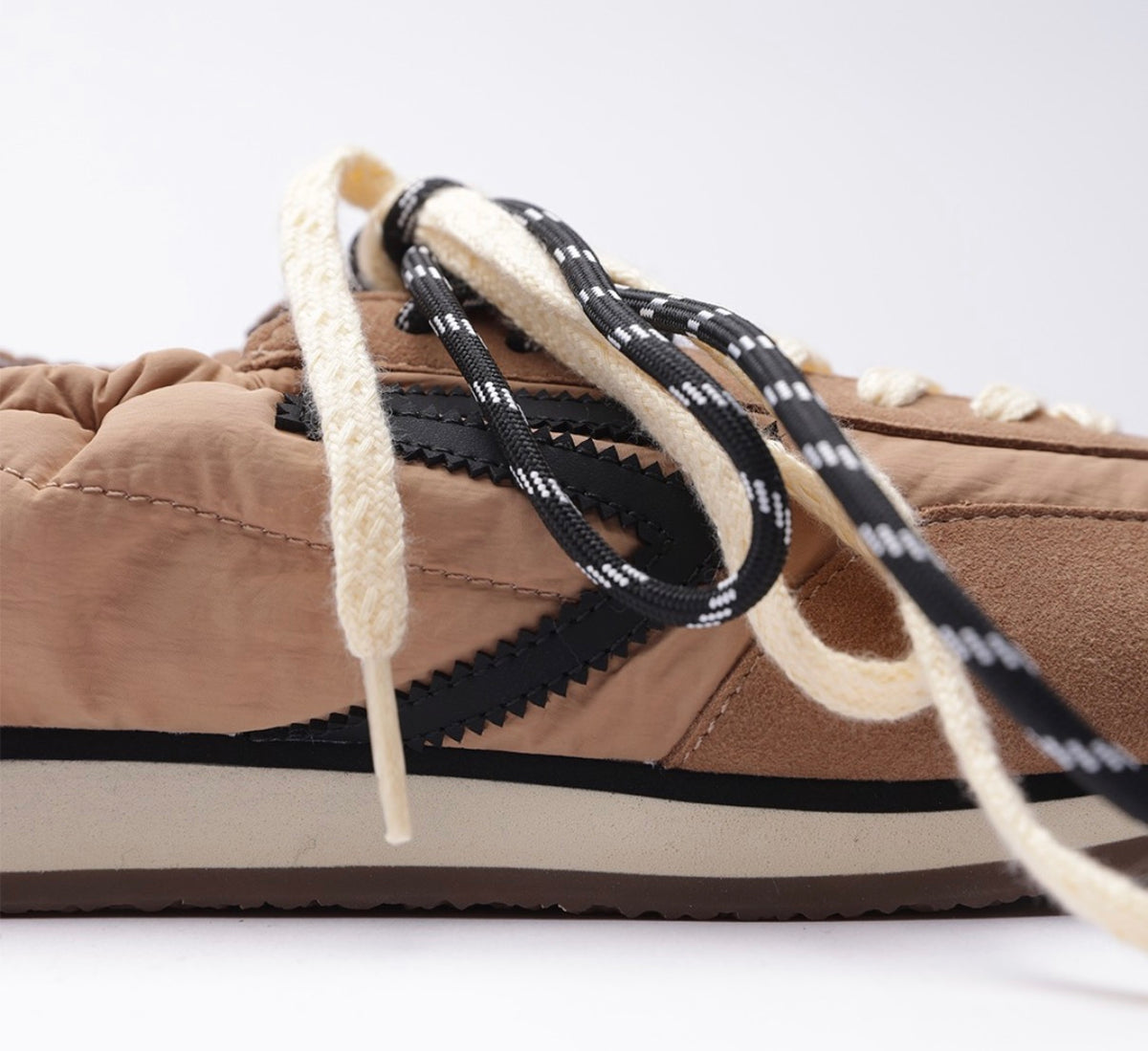 Detalle del logotipo y cordones de zapatillas Puraai Caffè 2