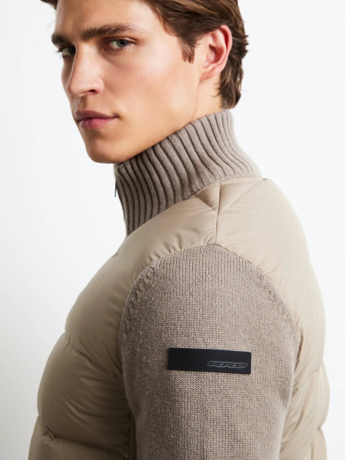 Jersey híbrido RRD Wool Cash 7 Duck color arena, detalle sobre modelo