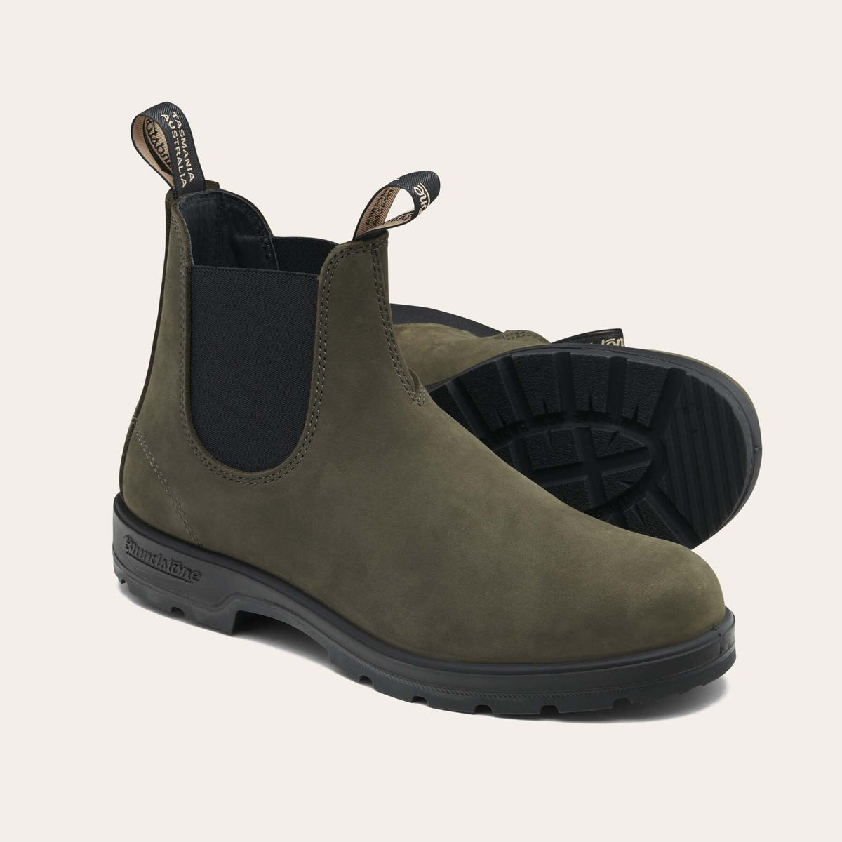 Botines Blundstone 2442 verde bosque de nobuk, vista tres cuartos con suela negra y paneles elásticos Chelsea