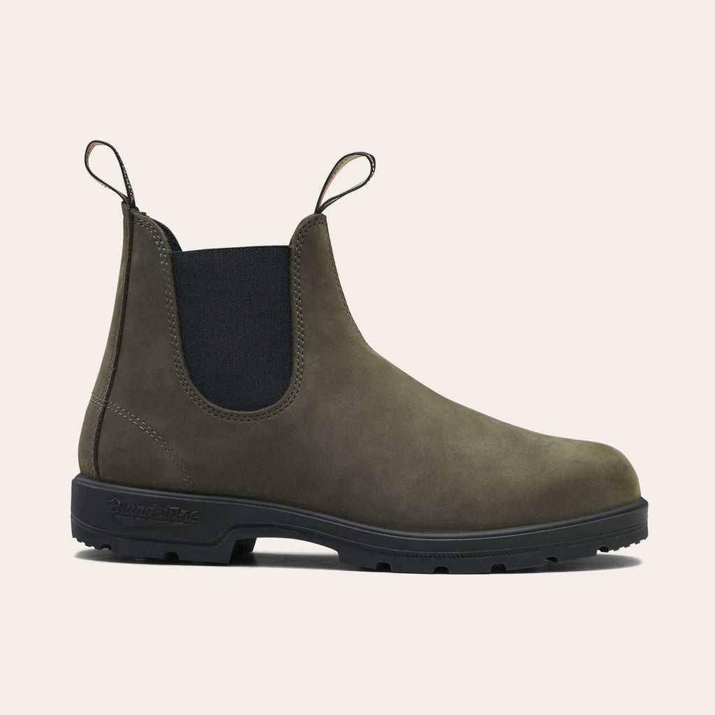 Botín Chelsea Blundstone Classic 2442 en verde bosque, fotografía lateral de nobuk, costuras y suela TPU negra