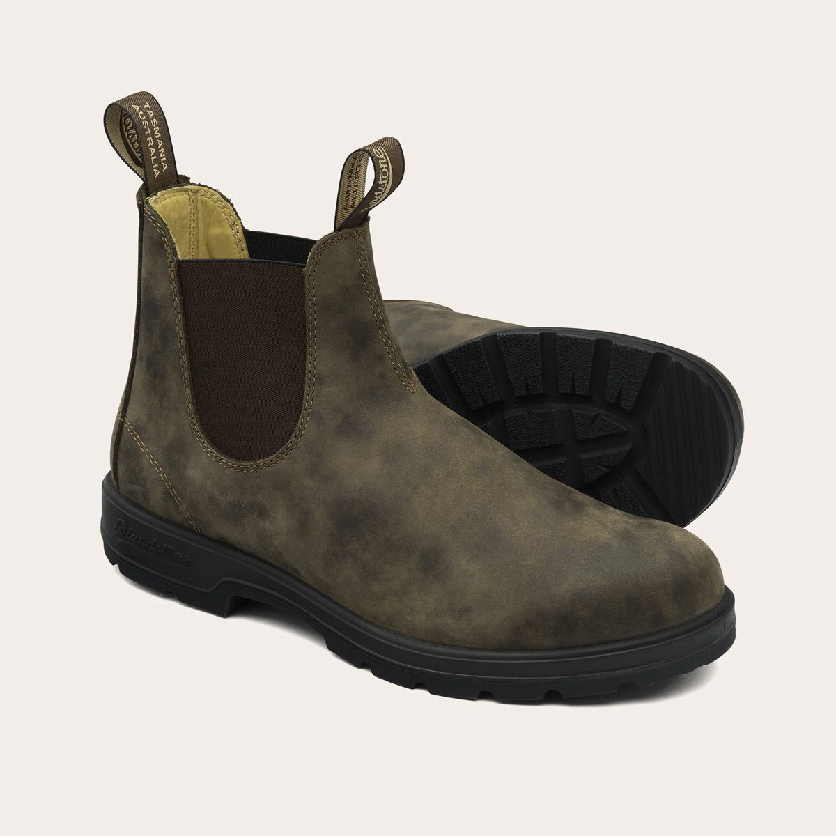 Botín Blundstone 585 Classic marrón rustic brown en piel, vista tres cuartos con suela y plantilla visibles.