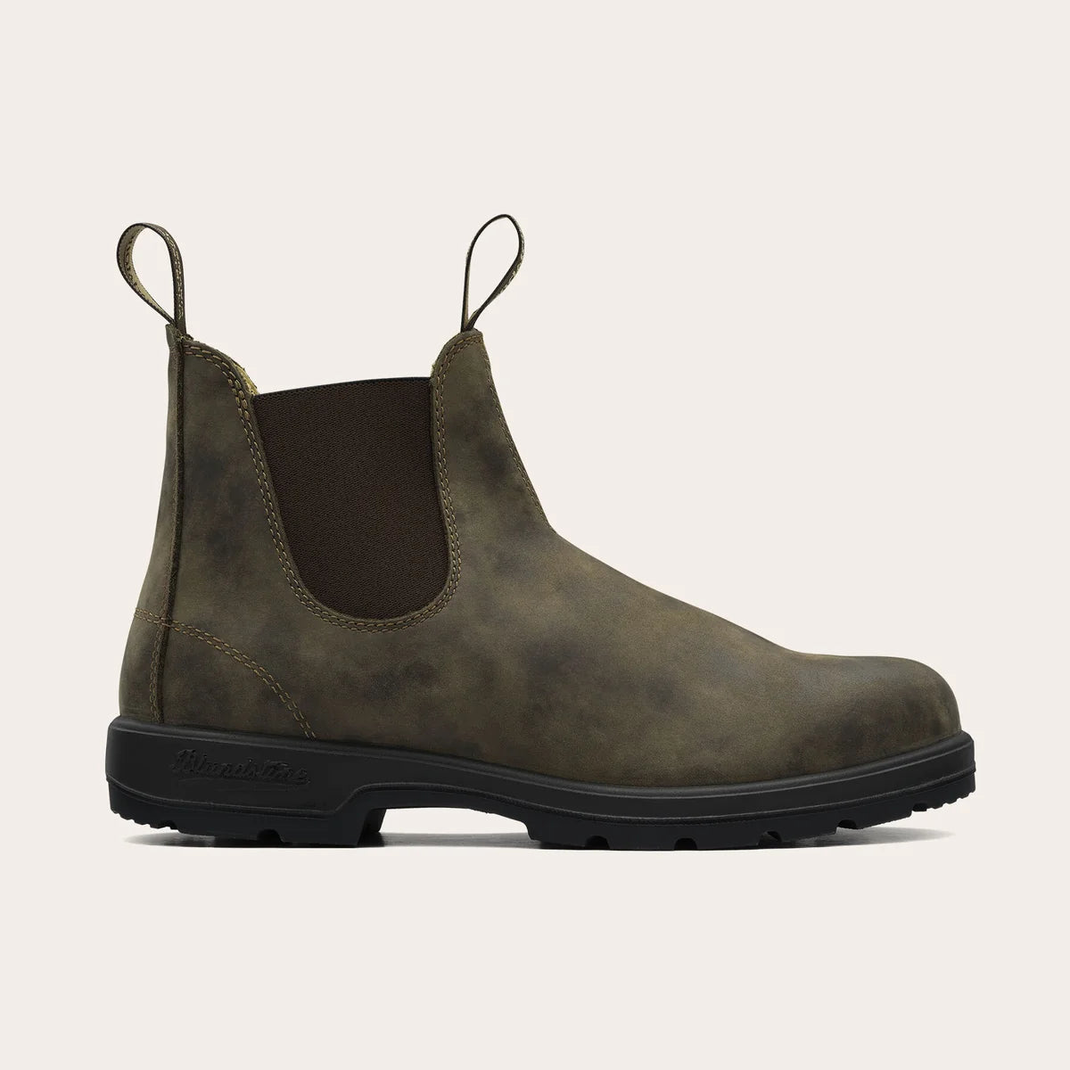 Botín Chelsea Blundstone 585 en piel marrón rustic brown, vista lateral con panel elástico y costuras.