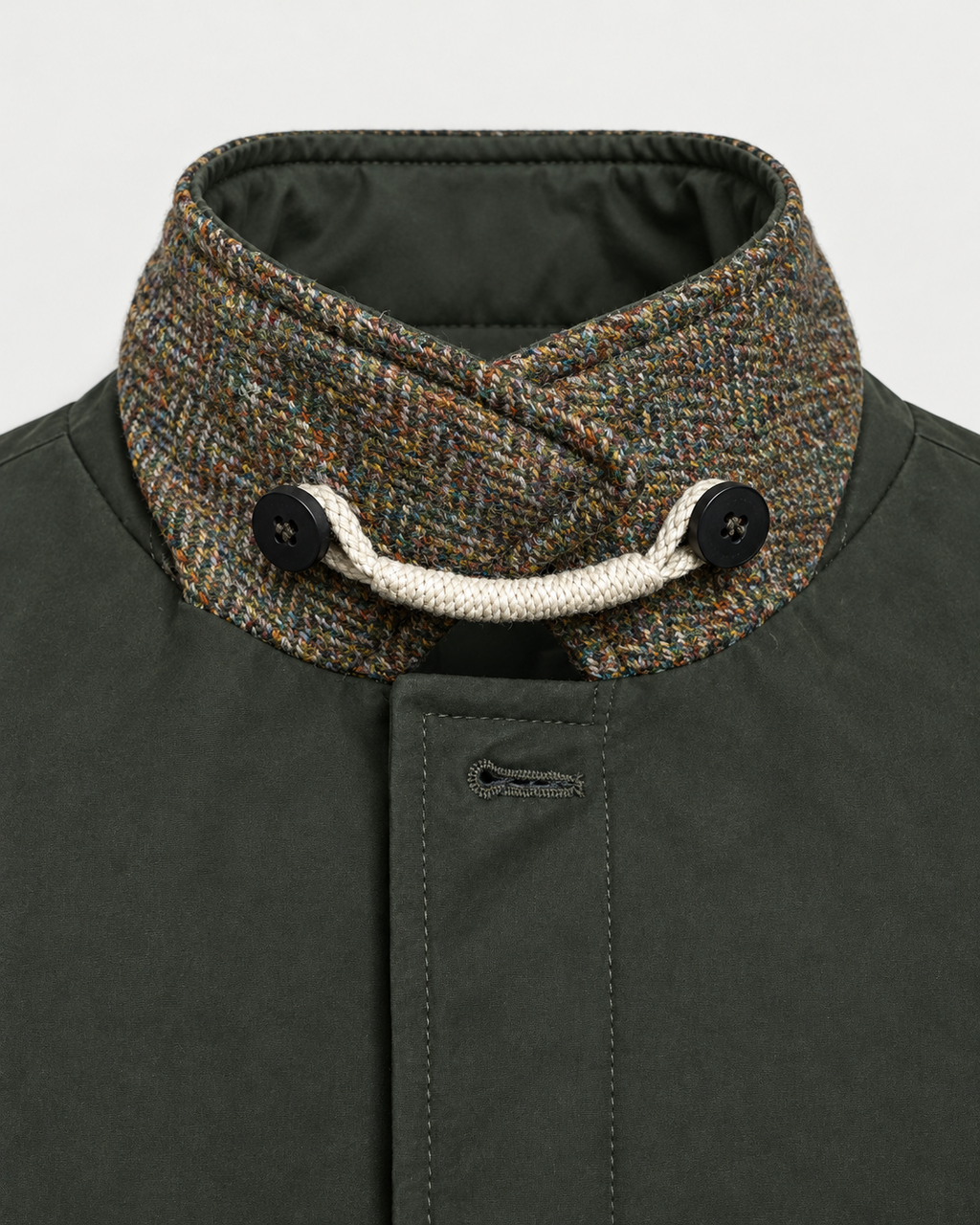 Detalle cuello interior jaspeado y cordón de gabardina Camplin Wax