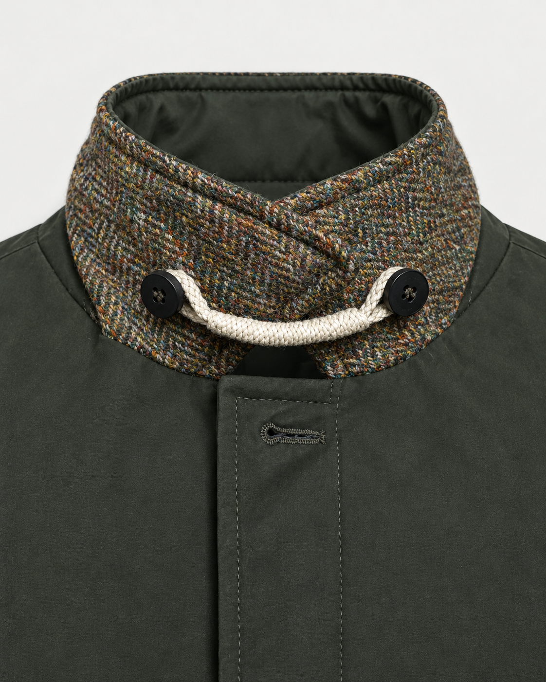 Detalle cuello interior jaspeado y cordón de gabardina Camplin Wax