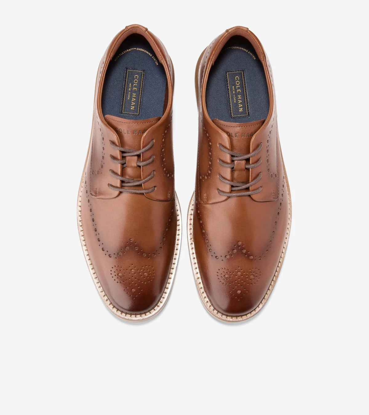 Detalle superior del Oxford Cole Haan Grand Neoclassic FlexCraft Wingtip en piel British Tan
