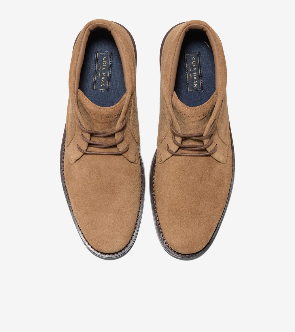Detalle de la bota Chukka Cole Haan Grand Neoclassic FlexCraft en ante tostado