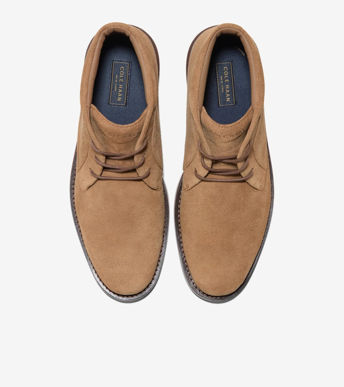 Detalle de la bota Chukka Cole Haan Grand Neoclassic FlexCraft en ante tostado