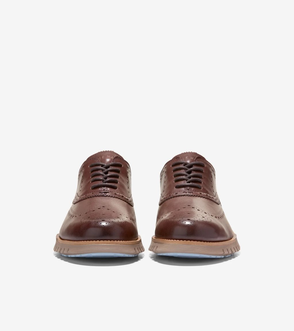 Vista frontal del Oxford Cole Haan ZERØGRAND Remastered Wingtip C45383 en marrón chocolate
