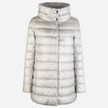 Plumífero Herno Amelia mujer gris perla, vista frontal, acolchado horizontal y cuello alto